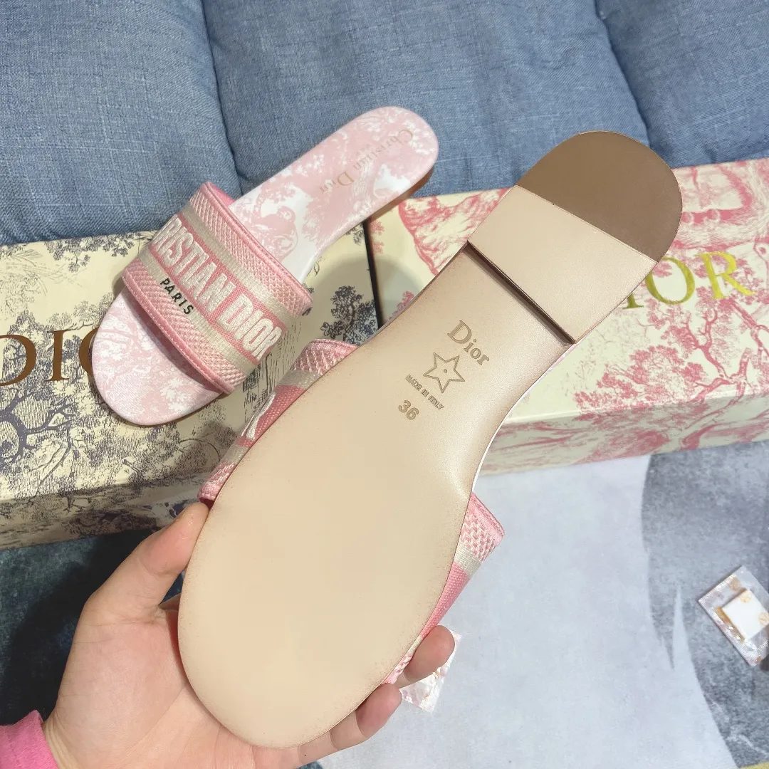 👟👟Ex-factory price 300👟👟 Dior women’s DWAY embroidered half-flops! Flat-soled slippers with letters for street wear. This year, Dor went crazy and changed designers. The whole style changed. Those who liked them quickly grabbed a pair as soon as possible! This knitted embroidered slipper is not just ordinary, comfortable and beautiful. It is a new series of three-dimensional letter embroidered slippers with a very stylish style. It is made with Dior Logo woven canvas embroidery technology! Fashionable touch! Flat slippers are classic, high-quality and glamorous masterpieces. The most popular spring and summer series in the counter are both temperamental, fashionable, classic and attractive. The design style is particularly beautiful on the feet∽ Whether it is a beach vacation or daily wear, it is absolutely full of freshness! ❤️Density embroidery, exquisite ogo texture and delicate lambskin midsole are super comfortable! This must-have item for summer, whether it is a beach vacation or daily wear, it is definitely full of freshness! Made in China with rubber sole and colorful hard box packaging, the high-end and luxurious feel is clear at a glance! Code number: 35——40 41 42 customized color, black, pink, gray
